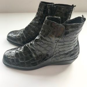 THE FLEXX Crocodile Black/Green Ankle Booties 6.5
